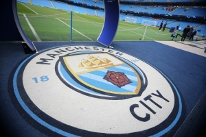 TA：曼城球迷沉浸在胜仗喜悦中，开球前他们就已进入反派角色势头