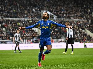 扳平曼联，勒温自上赛季在英超打进18球，同期英格兰球员最多