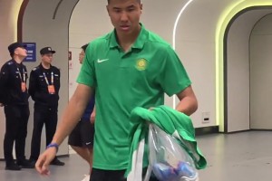 国安球迷打趣：近距离拍摄“电梯战神”王刚真的好魁梧